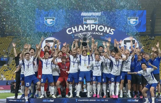 Gamba Osaka qui soulève le titre de AFC 2 