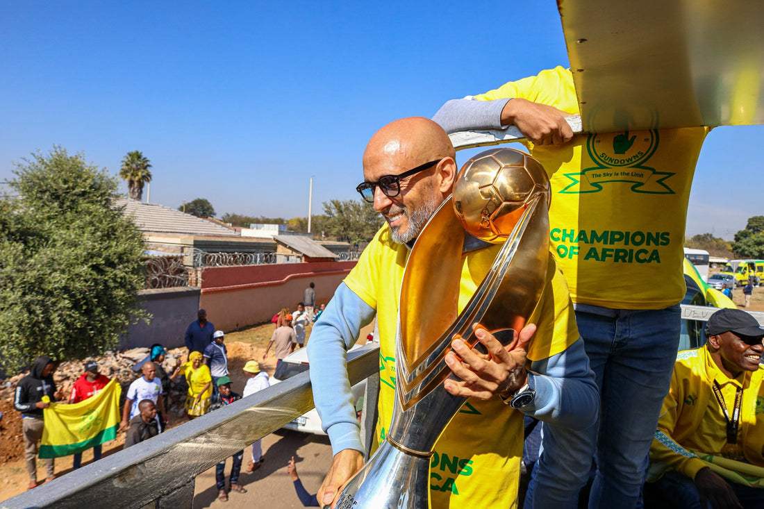 L'équipe de Mamelodi Sundows qui célèbre leurs titres de Ligue des champions africaines dans les rues sud africaines 