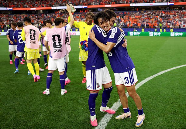 Keito Nakamura qui enlace ses coéquipiers après le match nul en coupe du monde face au pays Bas
