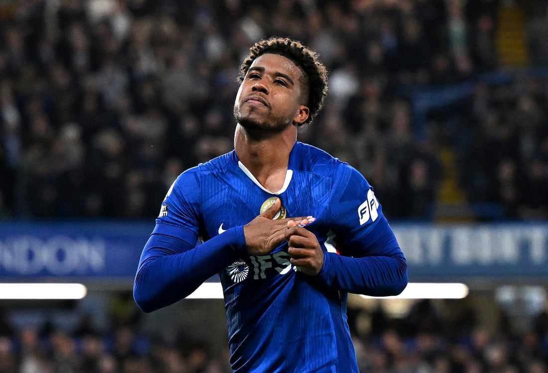 Andrey Santos qui montre l'ecusson de Chelsea après un but  