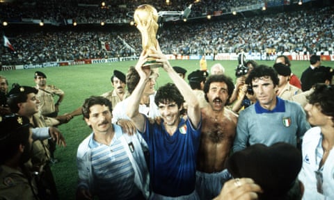 Paolo Rossi qui soulève le trophée lors du mondial 1982