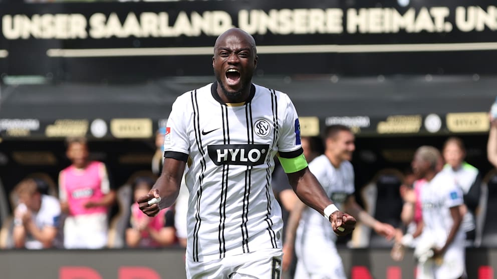 Joueur d'ELversberg qui célèbre la montée en Bundesliga 