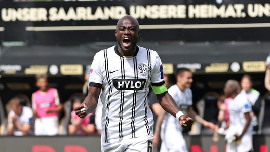 Joueur d'ELversberg qui célèbre la montée en Bundesliga 