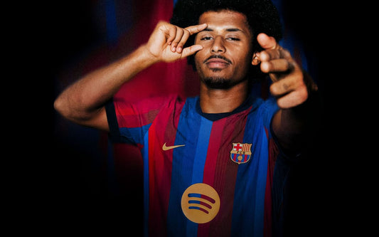 Adeyimi qui pose avec le maillot du FC Barcelone pour sa signature 