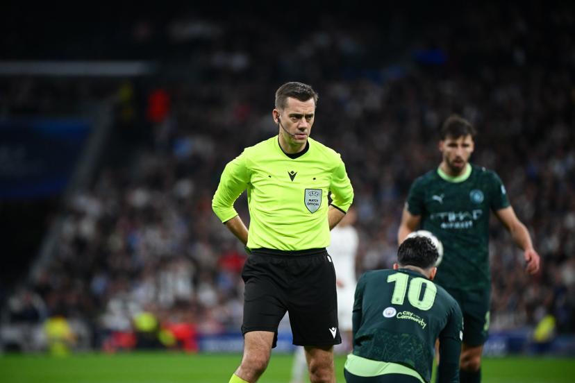 Clément Turpin lors d'un match de ligue des Champions 