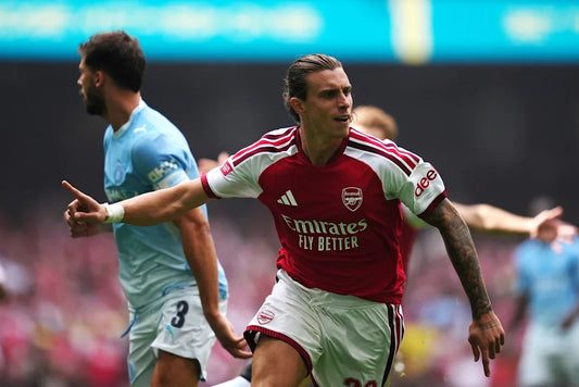 Le défenseur d'Arsenal Riccardo Calafiori célèbre son ouverture du score express en finale de Comunity Shield contre Manchester City, dimanche 16 août 2026 - Crédit: Icon Sport