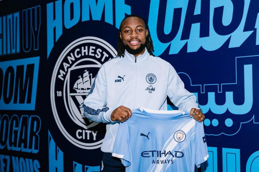 Antoine SEMENYO qui pose avec le maillot de Manchester City lors de sa présentation 