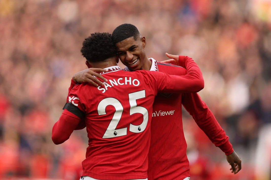 Accolade entre Sancho et Marcus Rashford avec Manchester United 
