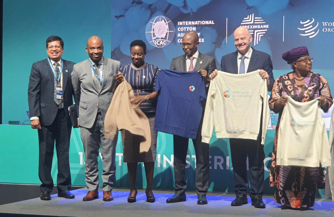 Gianni Infantino qui pose en photo pour le projet Made in West Africa coton