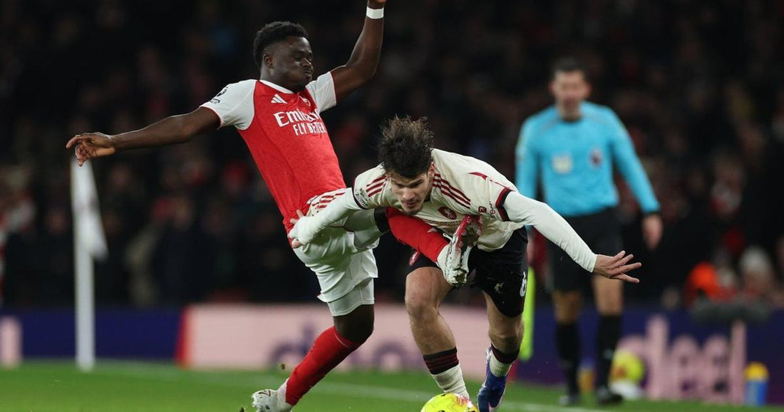 Bukayo Saka, Milos Kerkez en duel 