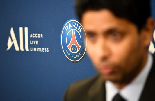 Nasser président PSG en premier plan en flou,avec le.logo du PSG et ALL en arrière plan AFP/Franck Fife