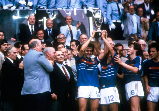 France Euro 84 Michel Platini qui soulève le Trophée, Ipp / Icon Sport  |  Crédits : Ipp / Icon Sport Droits d'auteur : Ipp / Icon Sport