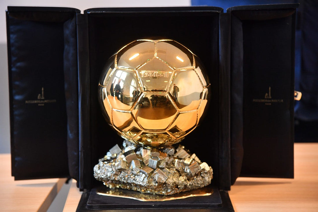 Ballon d'or dans son coffret noir intérieur, bleu velours sombre