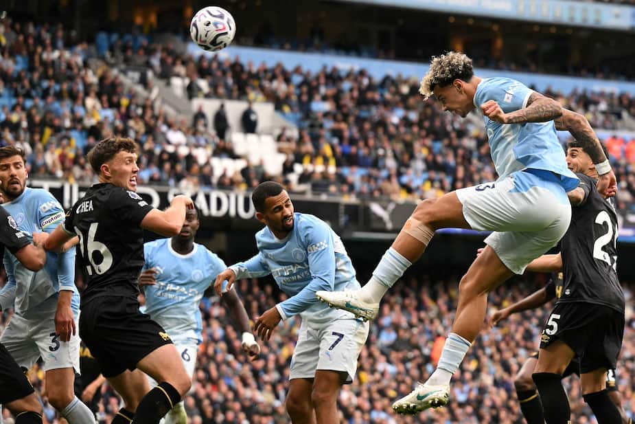 Manchester City X Ipswich Town Nico O'Reilly au premier plan qui effectue une tête, image AFP