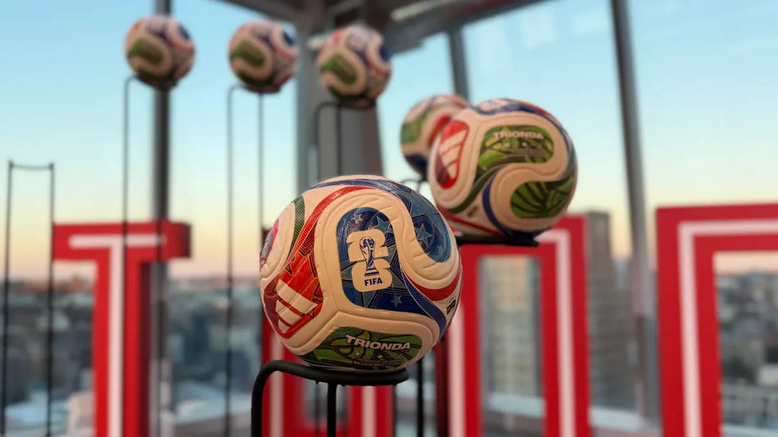 Plusieurs ballond adidas trionda esposé devant une fenêtre 360