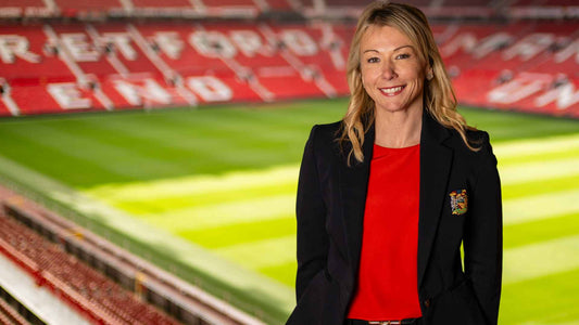 Collette Roche qui pose dans l'enceinte de Old Trafford 