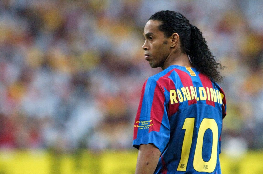 Ronaldinho avec le FC Barcelone en 2006 avec à son dos son surnom légendaire 