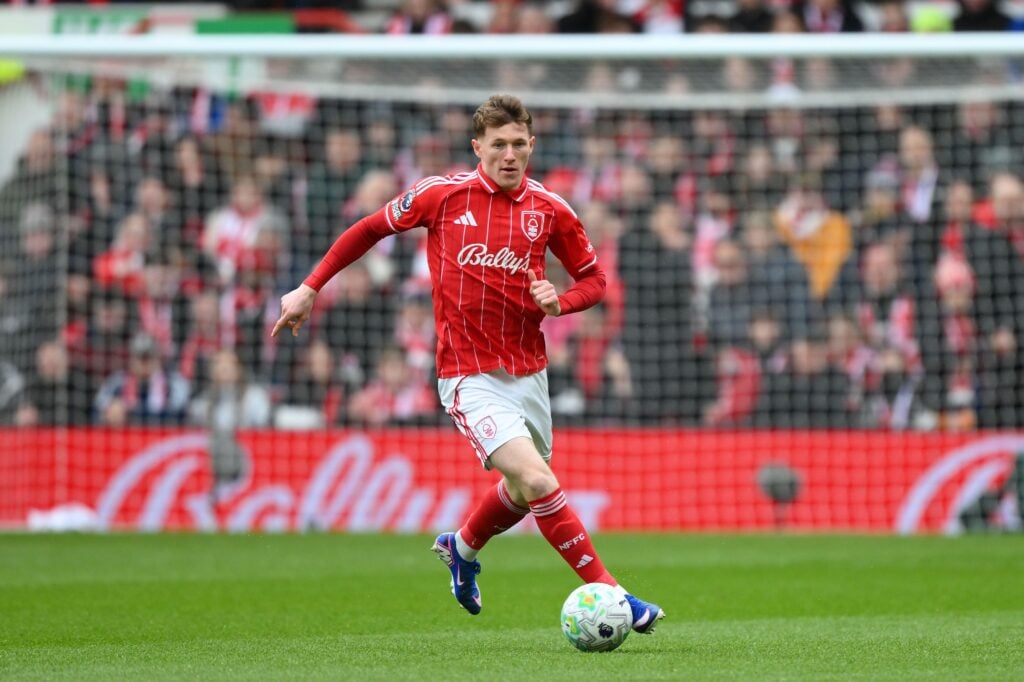 Elliot Anderson avec le ballon lors d'un match de premier League 