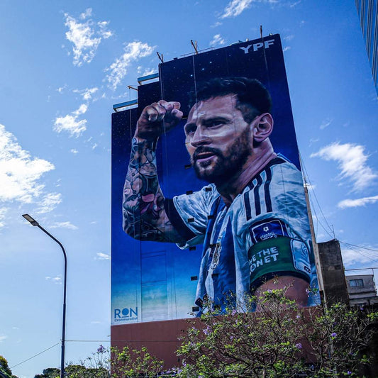 INCROYABLE FRESQUE DE MESSI & MARADONA A BUENO AIRES !!!