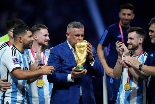 Claudio Tapia avec le trophée de la coupe du monde 