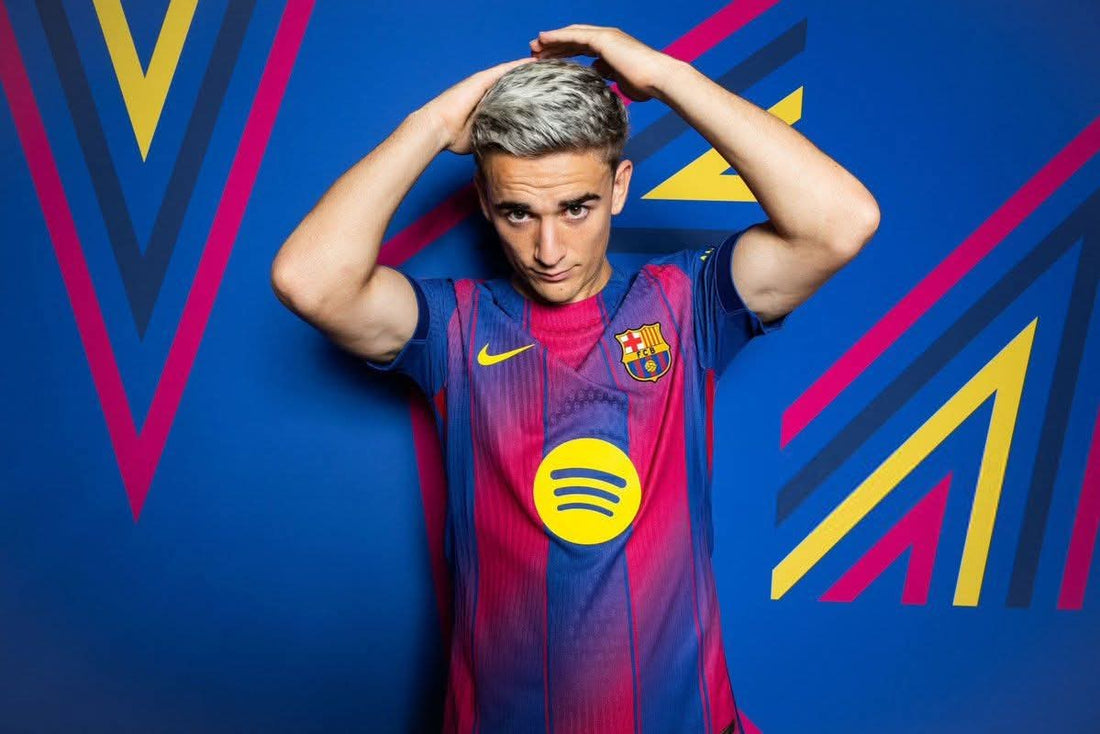 Gavi qui pose pour son club 