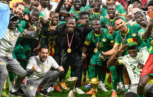 Équipes du Sénégal qui pose devant le trophée de la CaN 2025