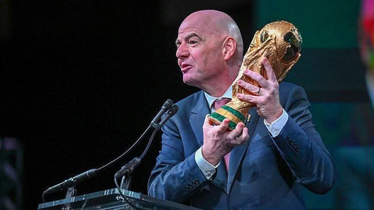 Gianni Infantino lift world cup during conférence 