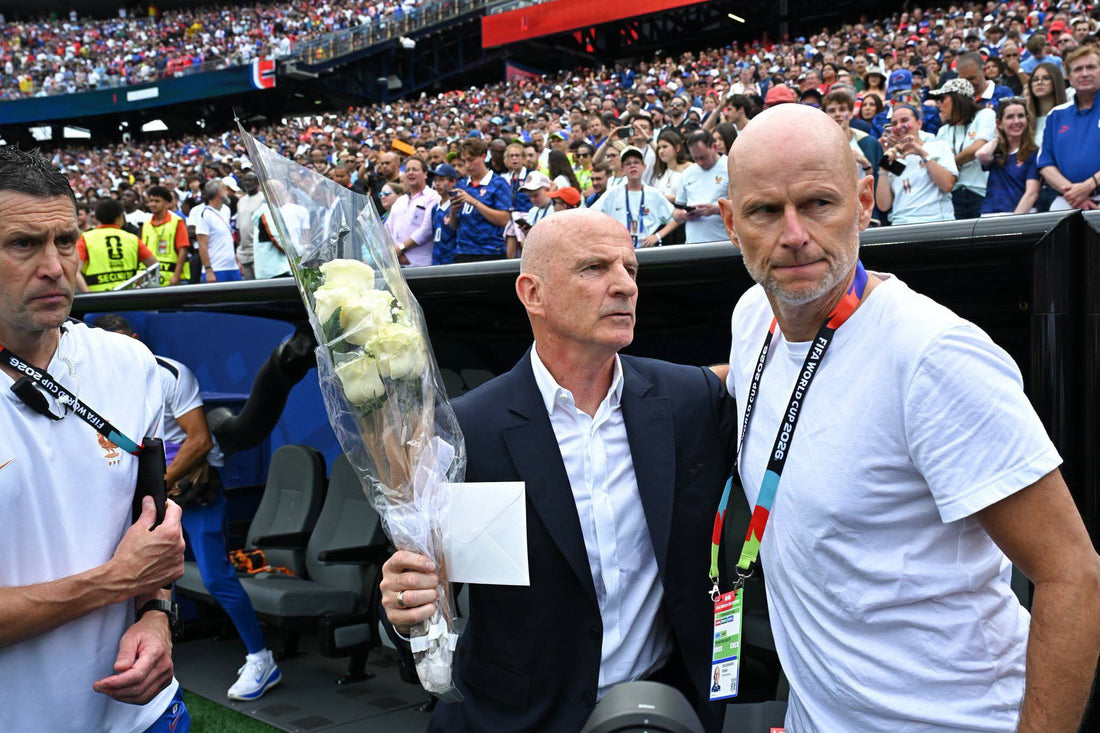 L'équipe de Norvège qui offre un bouquet de fleurs en hommage à la mère de Didier Deschamps décédé, Coupe du monde 2026