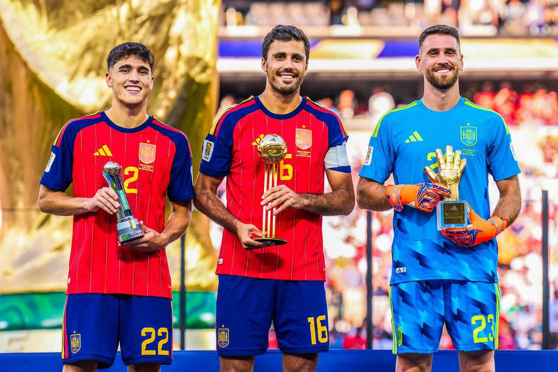 Pau  Curbasi, Rodri , Unai Simon recevant les récompenses individuelles lors de la coupe du monde 2026