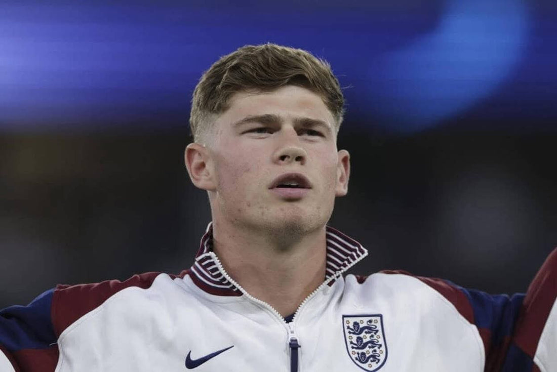 Charlie Cresswell avec l'équipe des three Lions 