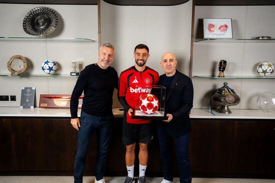 Bruno Fernandes au milieu à ses côtés Jason Wilcox et Omar Berrada 