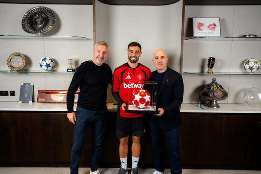 Bruno Fernandes au milieu à ses côtés Jason Wilcox et Omar Berrada 