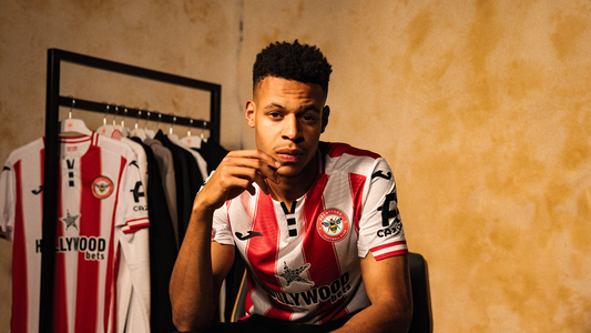 Kaye furoqui pose avec le maillot de Brentford lors de sa présentation 