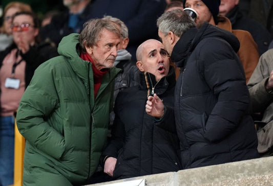 De gauche à droite Jim Ratcliffe, Omar Berrada, Jason wilcox en pleine discussion dans les tribunes 