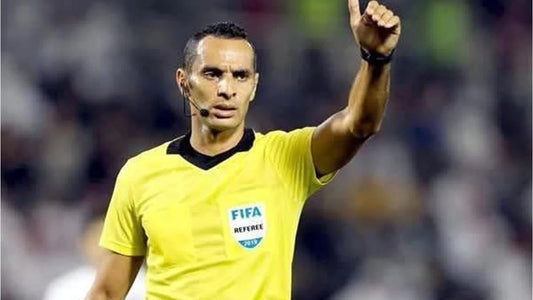 Moustapha Ghorbal qui arbitre en plein match 