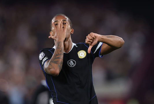 Joao Pedro qui frappe sa célébration lors de son triplé face à Aston Villa 