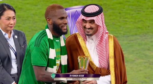 Franck Kessie qui reçoit le titre de meilleur joueur du tournoi AFC élite 