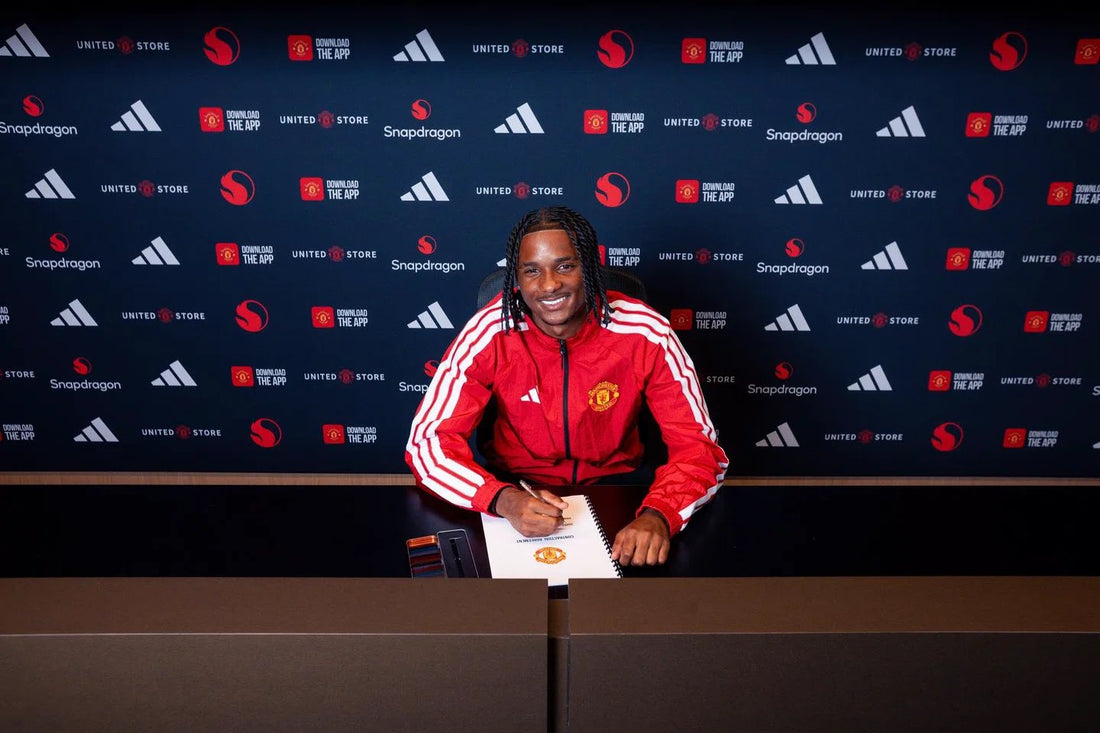 Tynan Thompson qui signe son nouveau contrat avec Manchester United 