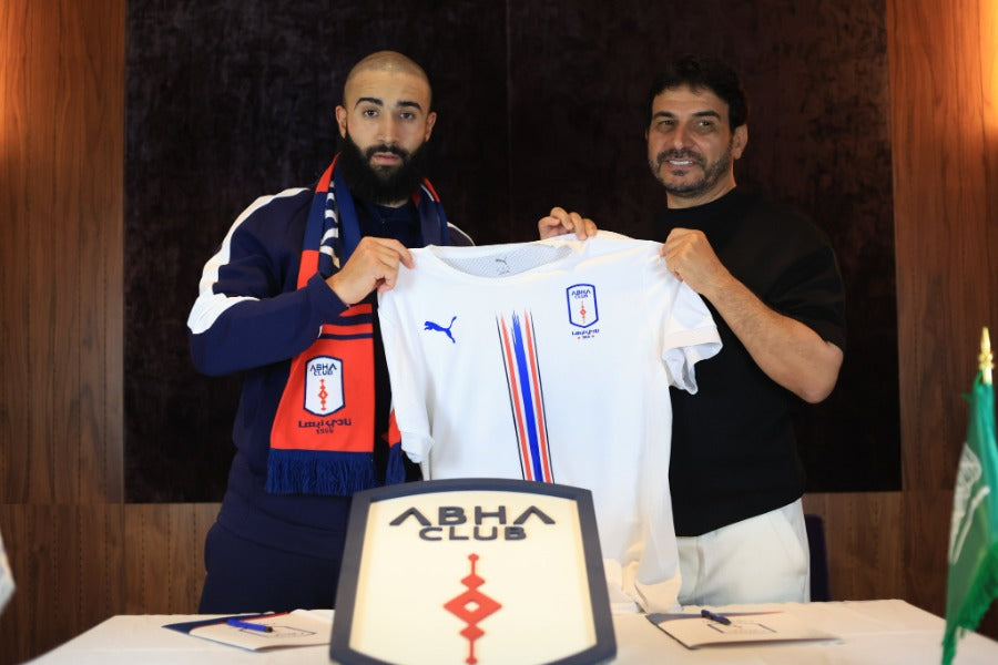 Nabil Fekir qui signe son contrat avec le Promu Abha Club
