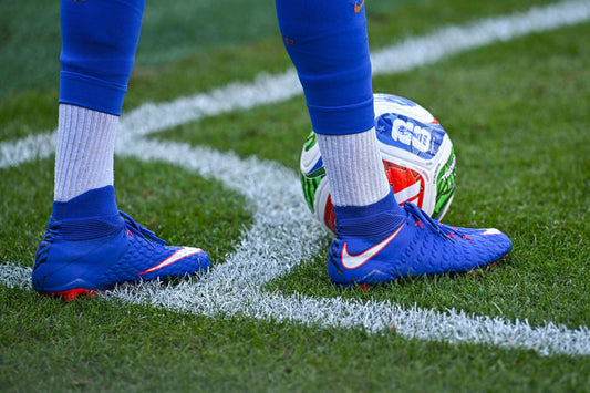Michael Olise nike hyper Venom bleu 