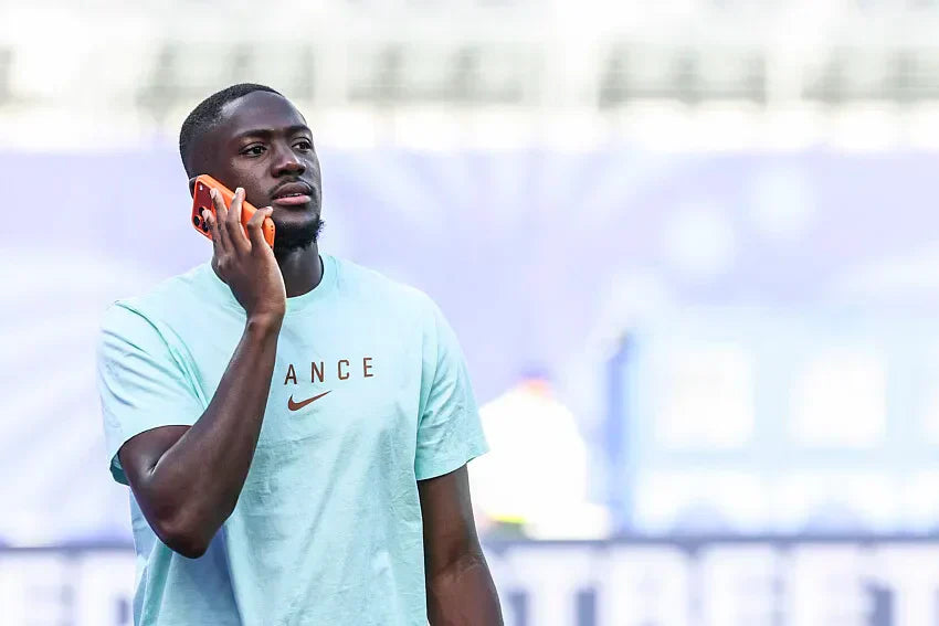 Ibrahima Konate en équipe de France au téléphone image EPA/Adam Richins