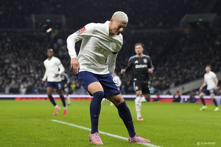 Richarlison se tenant la cuisse suite à une blessure aux ischio jambier