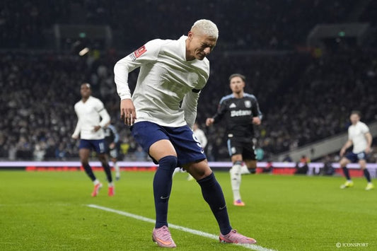 Richarlison se tenant la cuisse suite à une blessure aux ischio jambier
