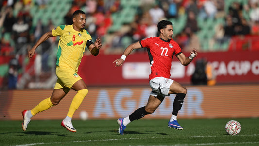 CAN 2025 Omar Marmoush avec le ballon poursuivi par Olivier Verdon