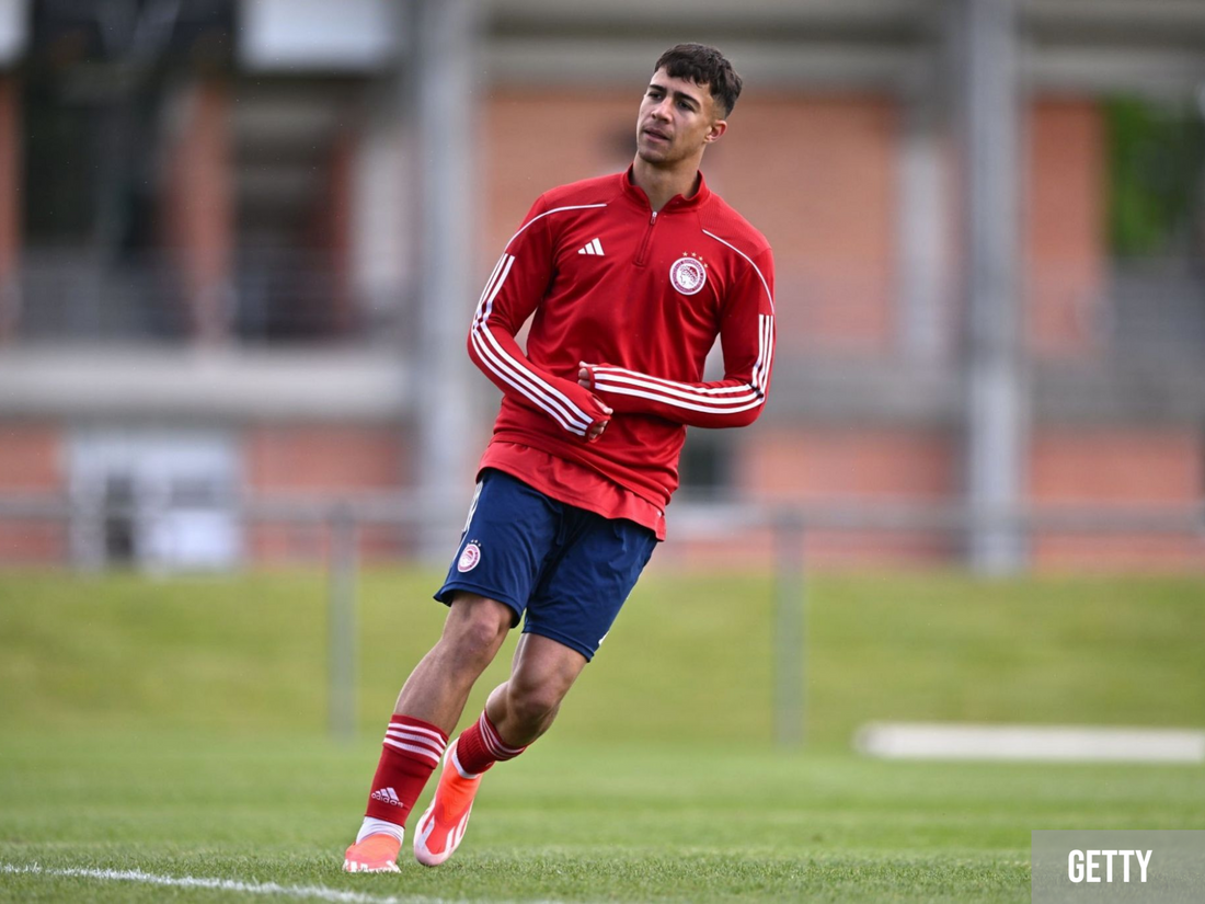 KOSTOULAS 18 (ANS) S'ENGAGE AVEC BRIGHTON ALBION