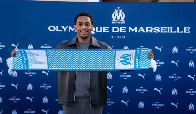 Quiten tomber avec l'écharpe de l'Olympique de Marseille pour sa présentation 