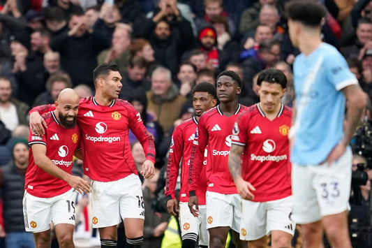 Joueur de Manchester United qui célèbre un but lors du derby mancunien 
