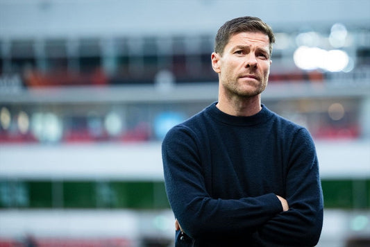 Xabi alonso bras croisés stade en arrière plan 