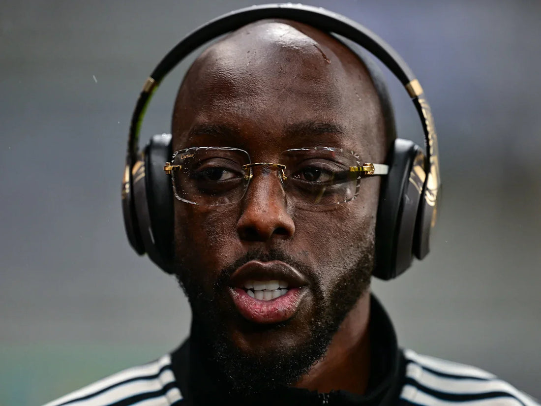 Yoane Wissa arborant un casque de musique en soirée ligue des Champions avec Newcastle 