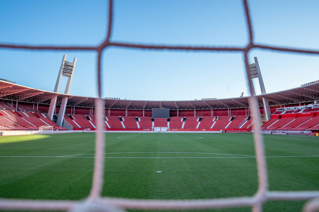 Vue du stade d'Almeria à travers les filets de buts
